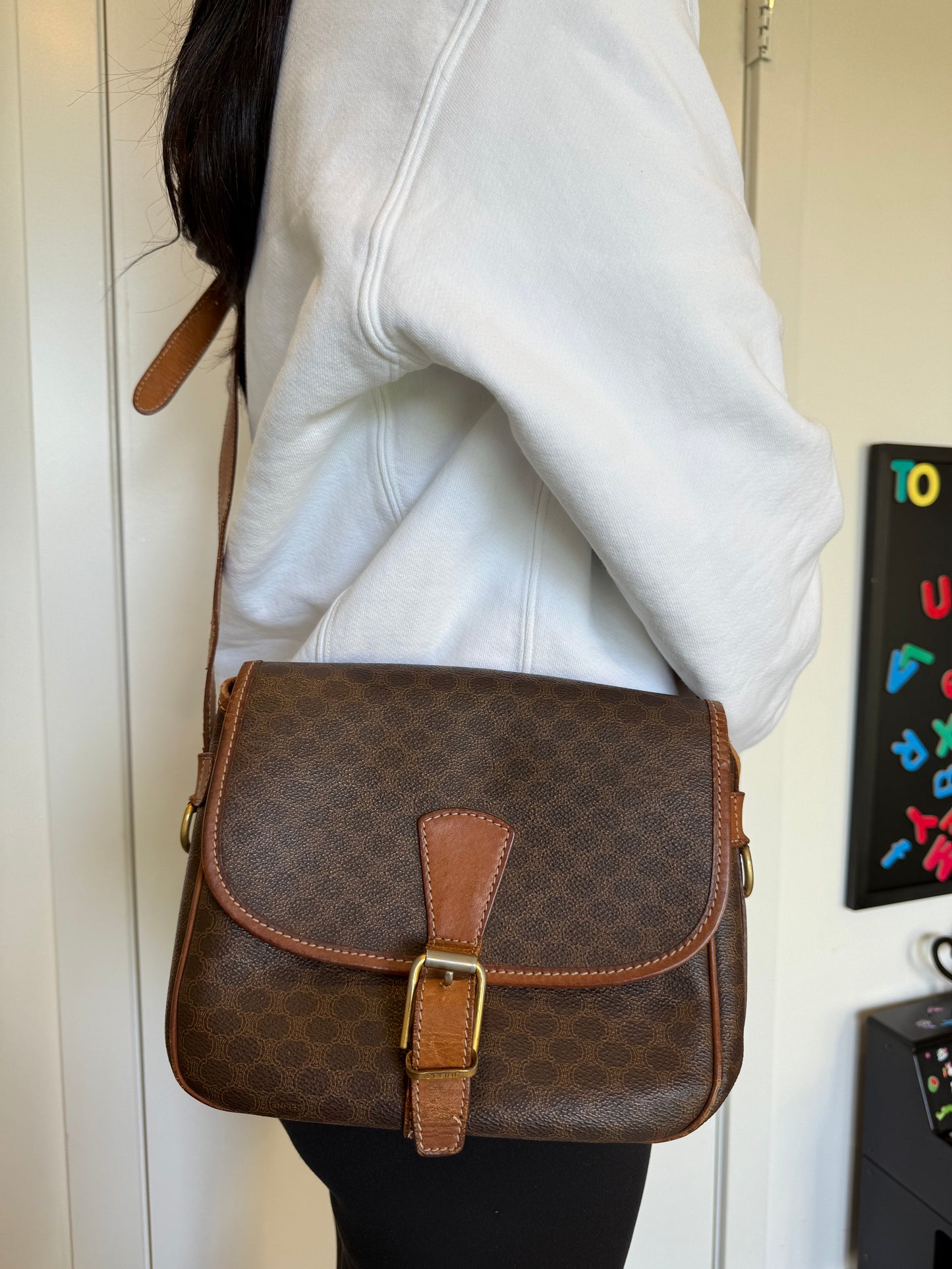 Celine macadam crossbody with magnetic closure and adjustable strap inside is in gorgeous condition
