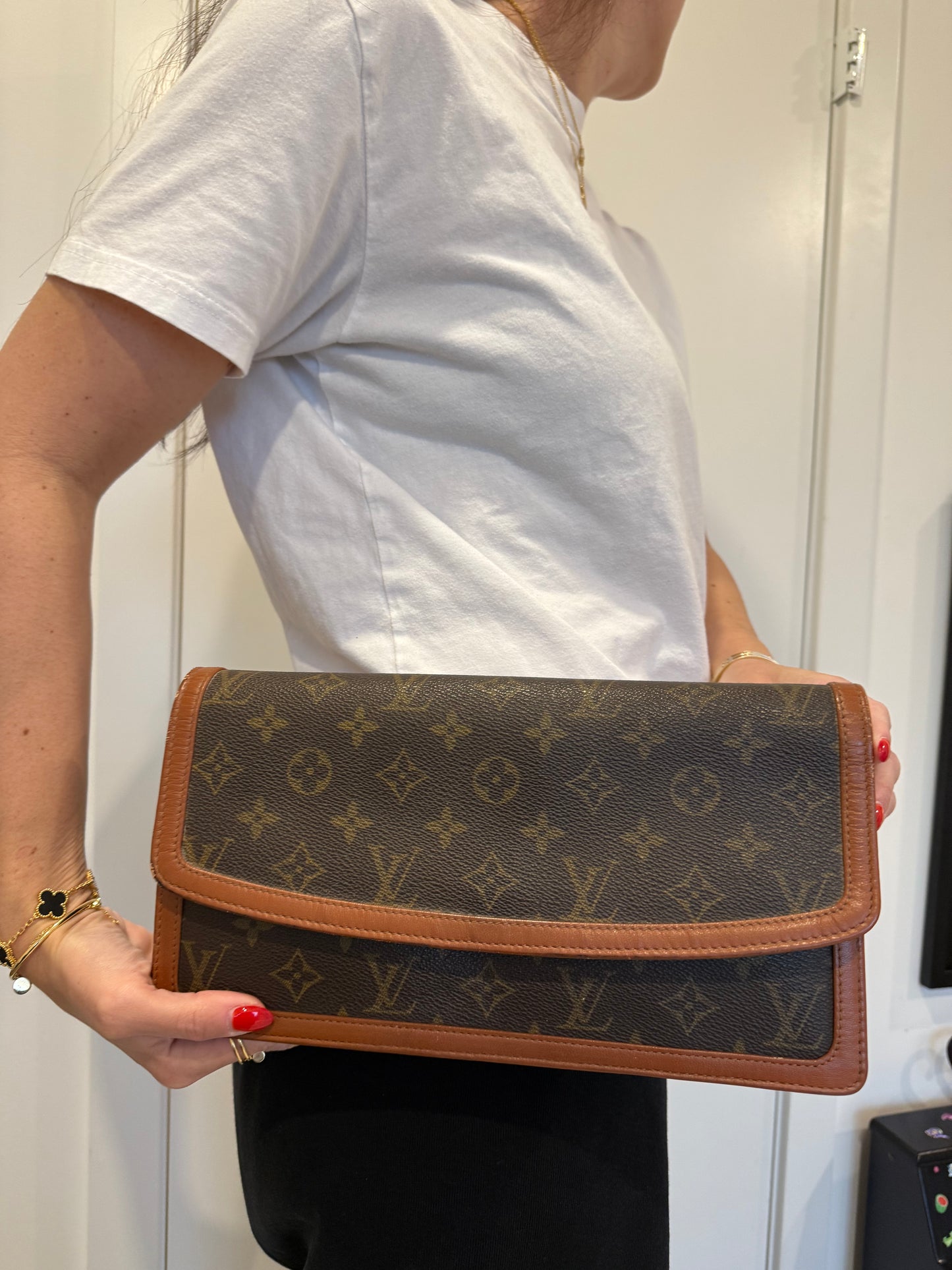 Louis Vuitton dame clutch does not close for Sara