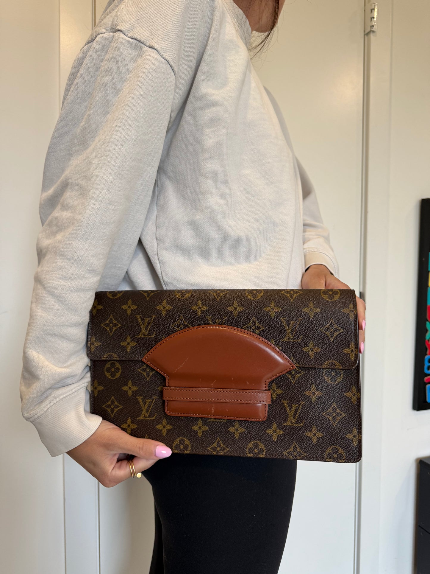 Rare Louis Vuitton monogram challot gm with matching Louis Vuitton monogram wallet added strap ! Fits phones sunglasses wallets water bottles etc