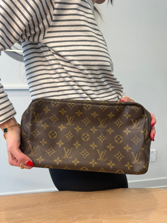 Louis Vuitton monogram trousse Gm classic clutch in pristine condition inside and out ! Fits phones keys makeup water bottles