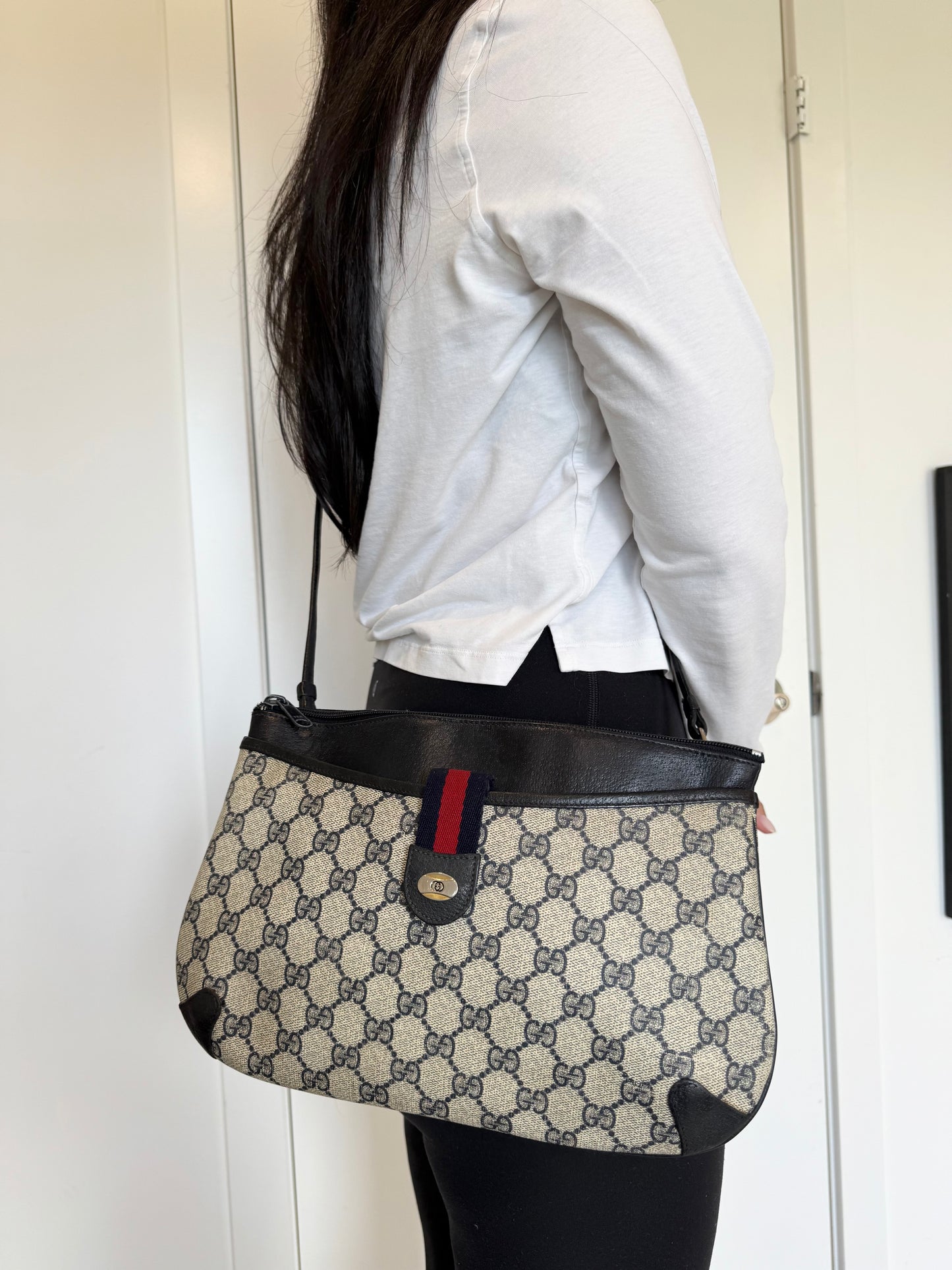 Gucci blue web navy Ophidia magnetic closure zipper top crossbody in gorgeous preloved condition fits phones keys wallets makeup etc