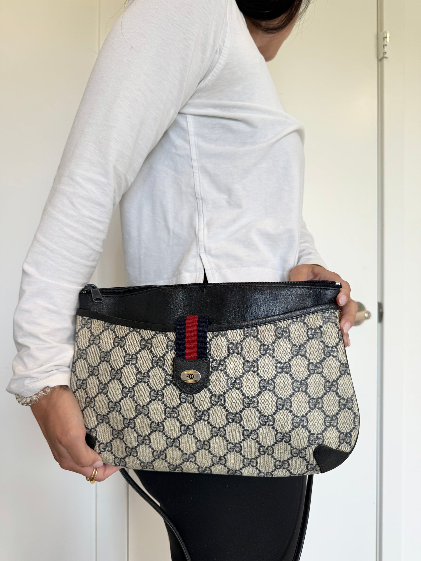 Gucci blue web navy Ophidia magnetic closure zipper top crossbody in gorgeous preloved condition fits phones keys wallets makeup etc
