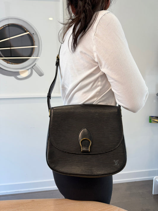 Louis Vuitton epi Saint Cloud Gm adjustable strap crossbody shoulder bag in gorgeous condition! Fits phones wallets keys makeup etc