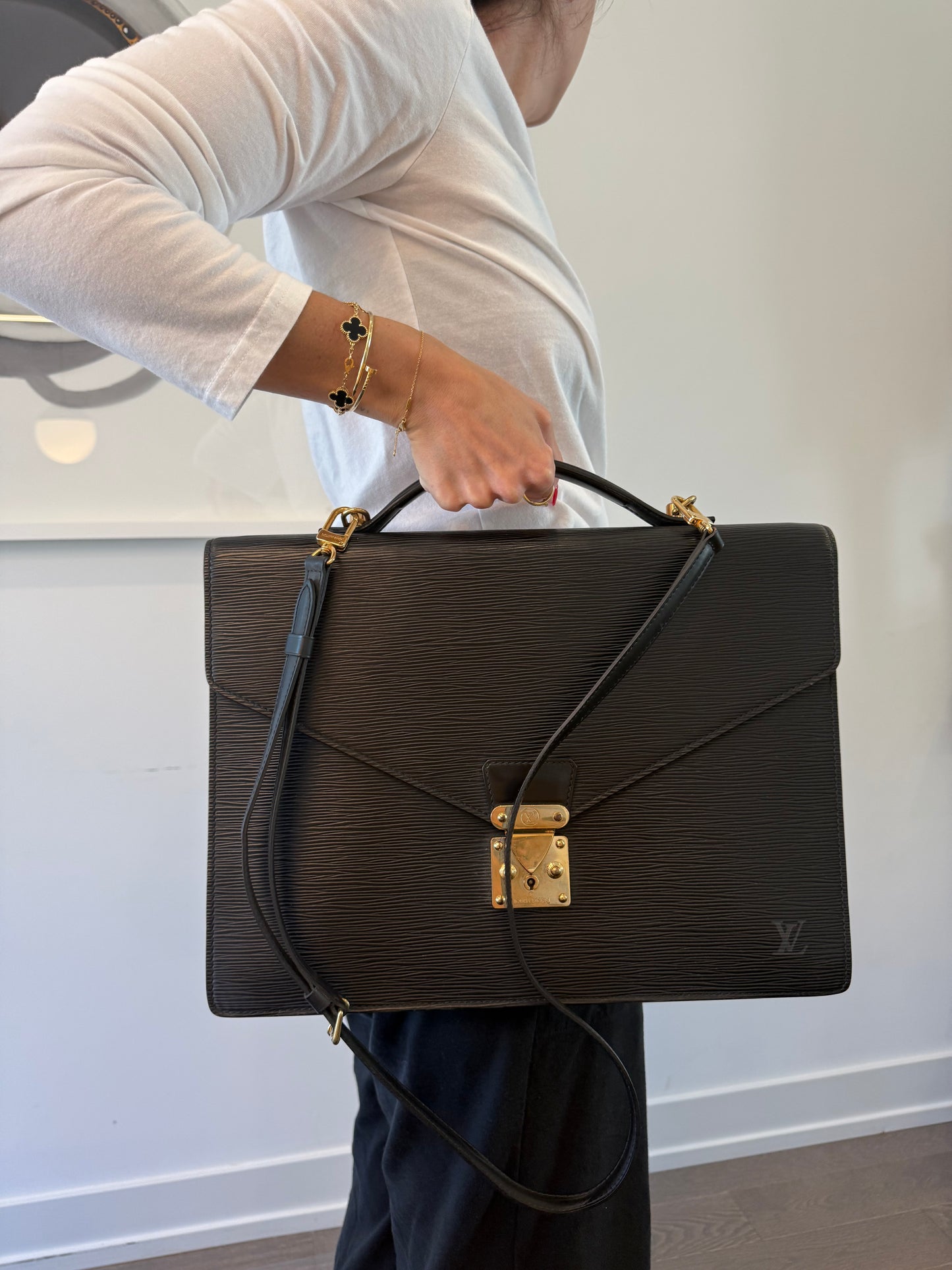 Rare Louis Vuitton epi serviette briefcase with original like new adjustable strap worth $500 alone!! Fits laptops documents etc