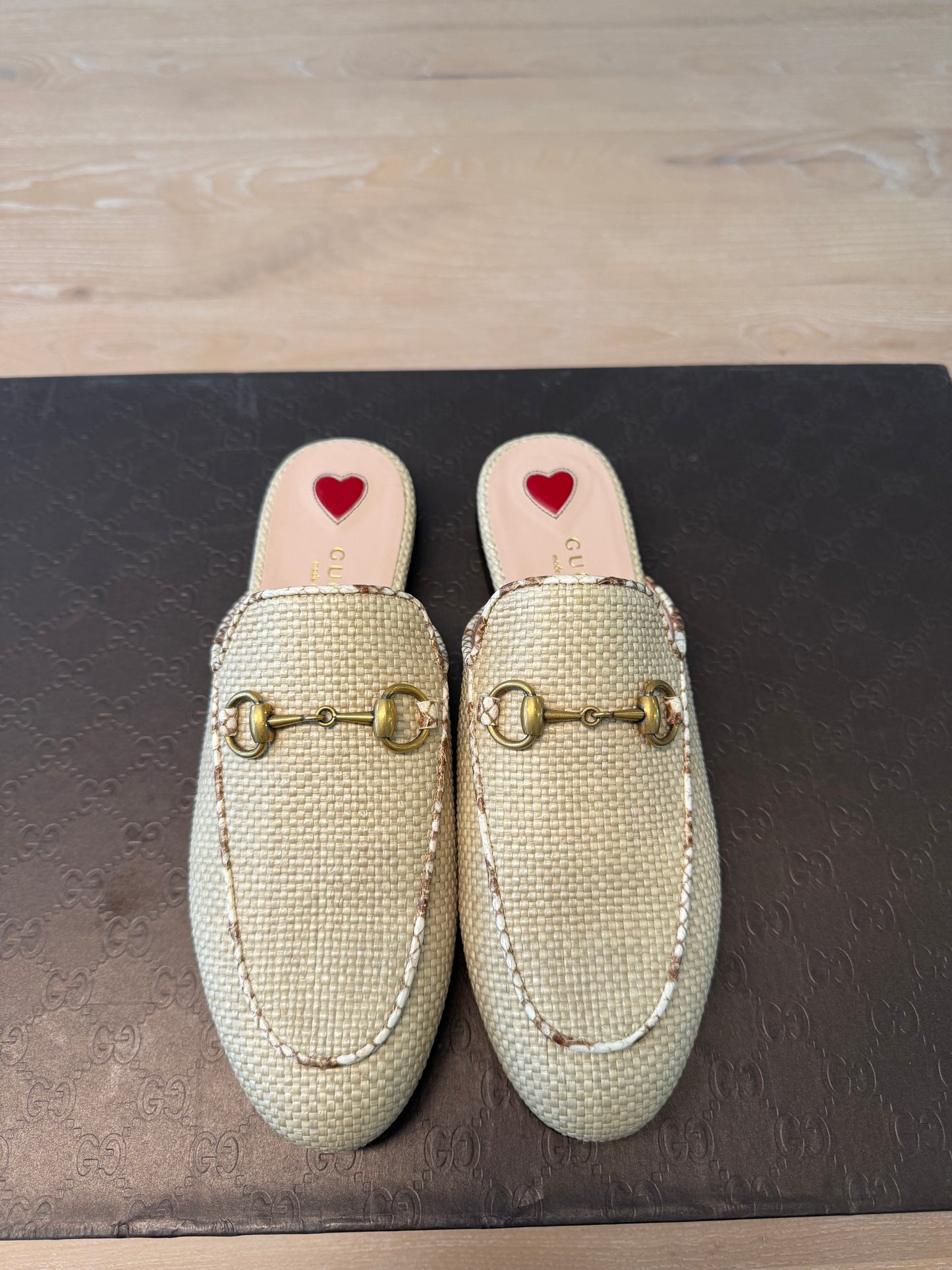 Authentic Gucci Mule Raffia Python trim brand new size 35 women’s flats ! Retail $2200