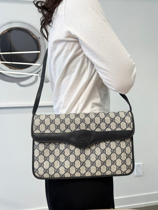 Rare Gucci blue web supreme crossbody magnetic cluster adjustable strap crossbody with dustbag and fabric interior! Fits phones wallets keys makeup etc