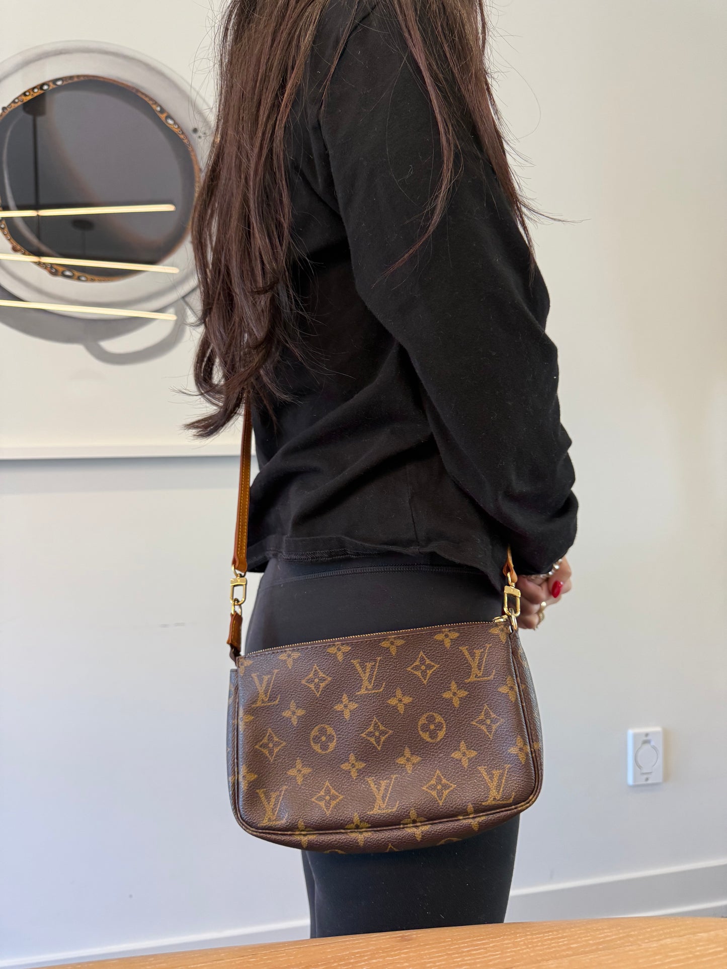 Louis Vuitton monogram pochette accessories with dustbag and original crossbody strap! This would be the cleanest I’ve ever recieved fits phones keys makeup etc