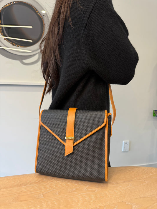 Yves saint Laurent magnetic closure adjustable strap envelope pristine condition heavy duty crossbody bag with dustbag! Fits phones keys makeup etc