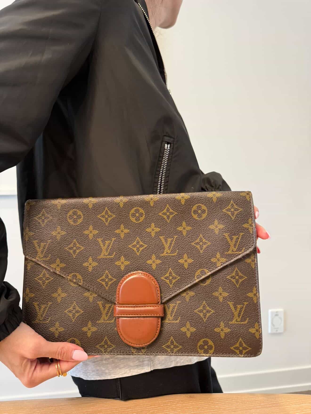 Authentic Louis Vuitton monogram Challot Gm with added removeable strap fits a lot ! Phones cards cash coins makeup etc