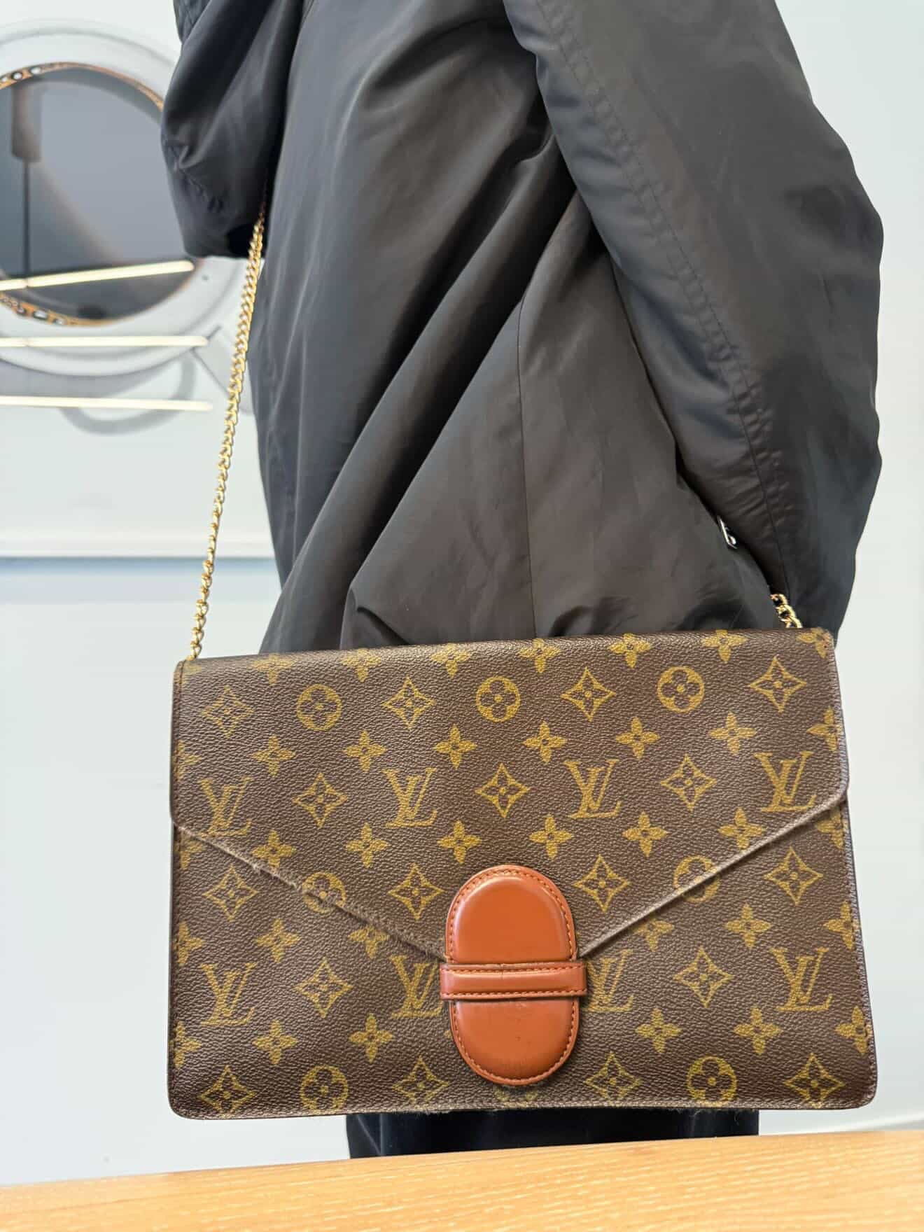Authentic Louis Vuitton monogram Challot Gm with added removeable strap fits a lot ! Phones cards cash coins makeup etc