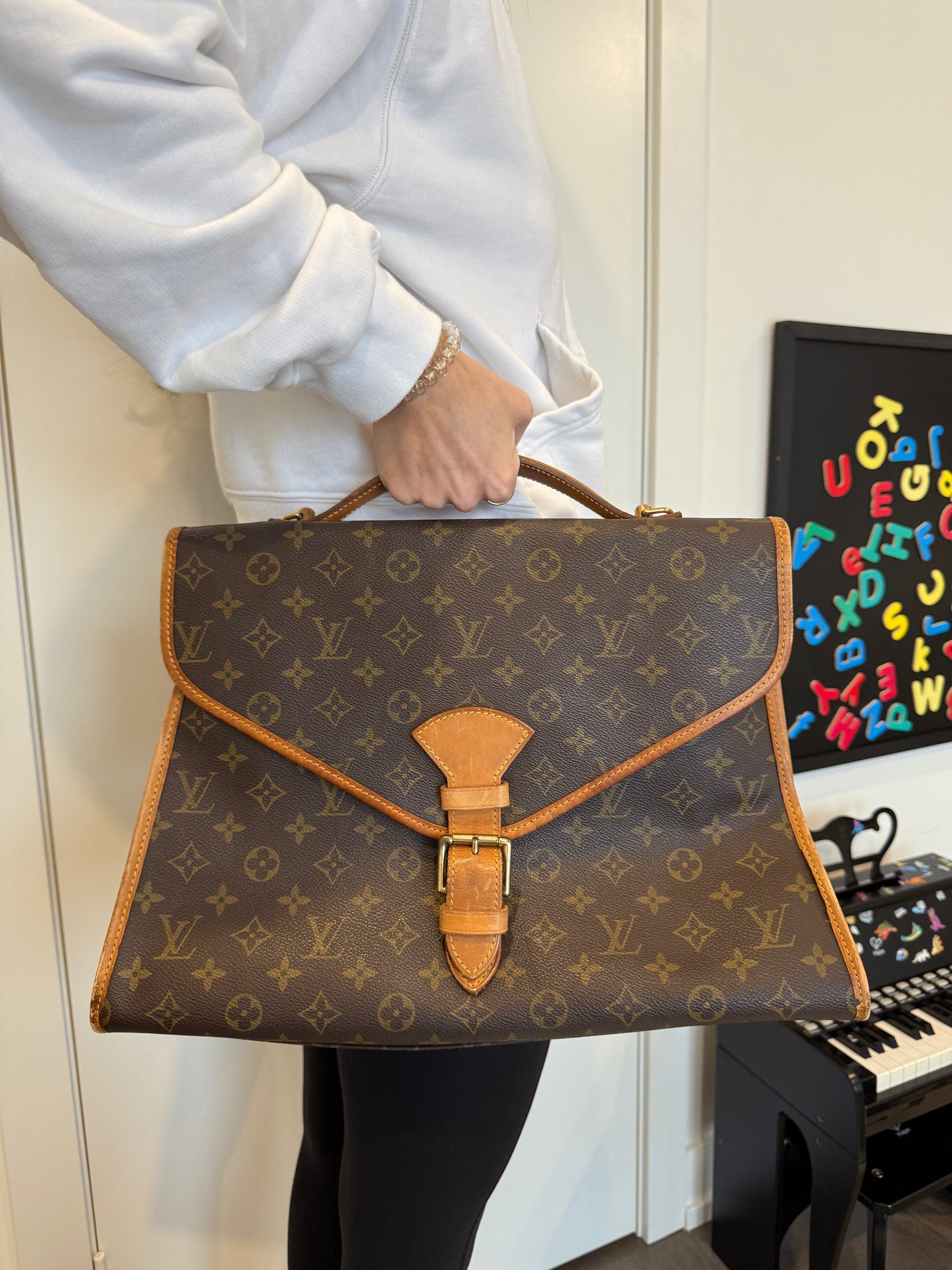 Louis Vuitton Beverly gm with original lv thick crossbody strap. Laptops documents etc  strap alone is $399 online .