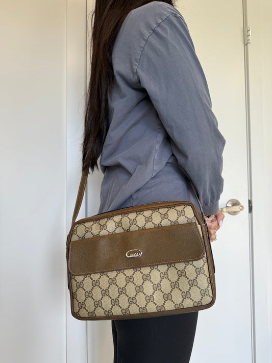 Gucci supreme zipper top crossbody shoulder bag in gorgeous preloved condition inside and out.  Fits phones keys makeup wallets etc