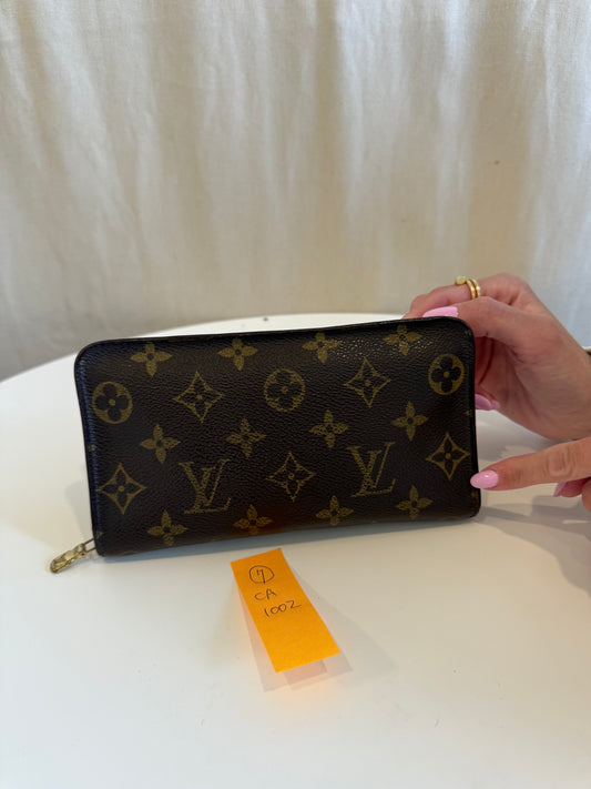 Louis Vuitton monogram zip around wallet in gorgeous preloved condition