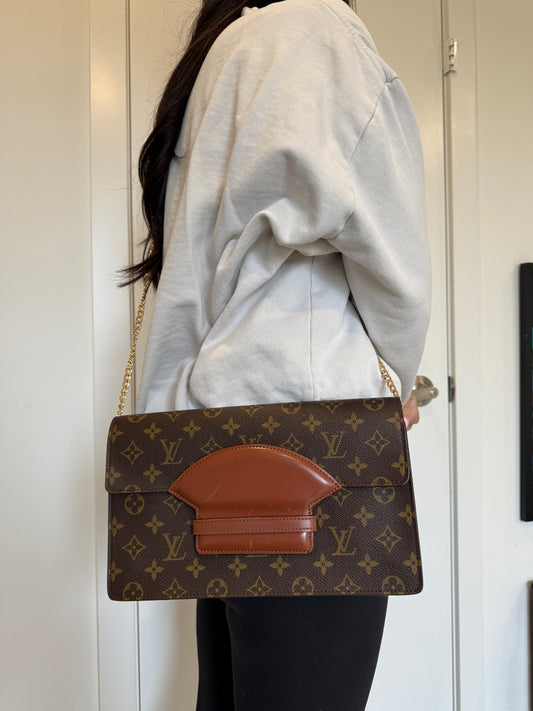 Rare Louis Vuitton monogram challot gm with matching Louis Vuitton monogram wallet added strap ! Fits phones sunglasses wallets water bottles etc
