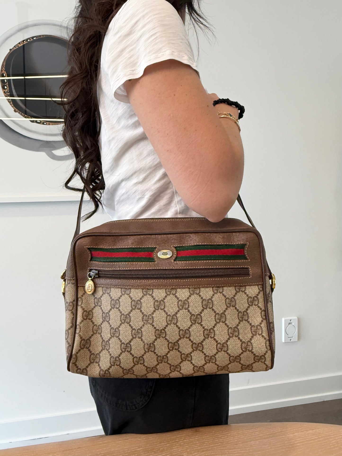 Authentic Gucci Supreme Ophidia Adjustable Strap gorgeous condition leather interior !! Fits phones wallets keys Makeup etc
