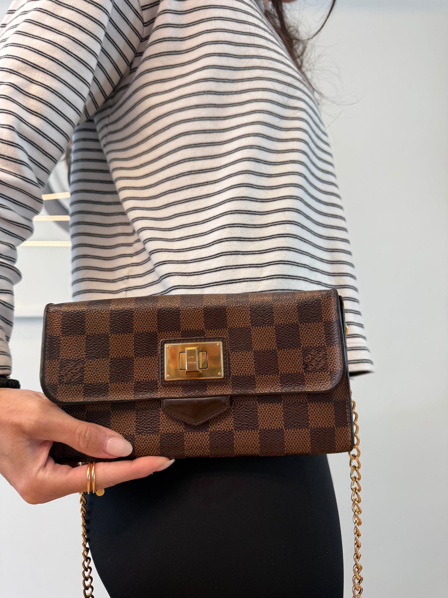 Authentic Louis Vuitton rare LockBox Bloomsbury in ebene xl wallet with added removeable strap ! Fits everything