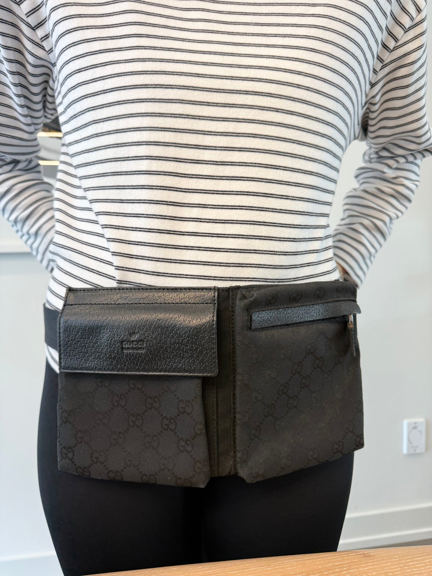 Authentic Gucci Black on Black classic adjustable strap crossbody waistbag unisex in 9.5/10 condition in dustbag!