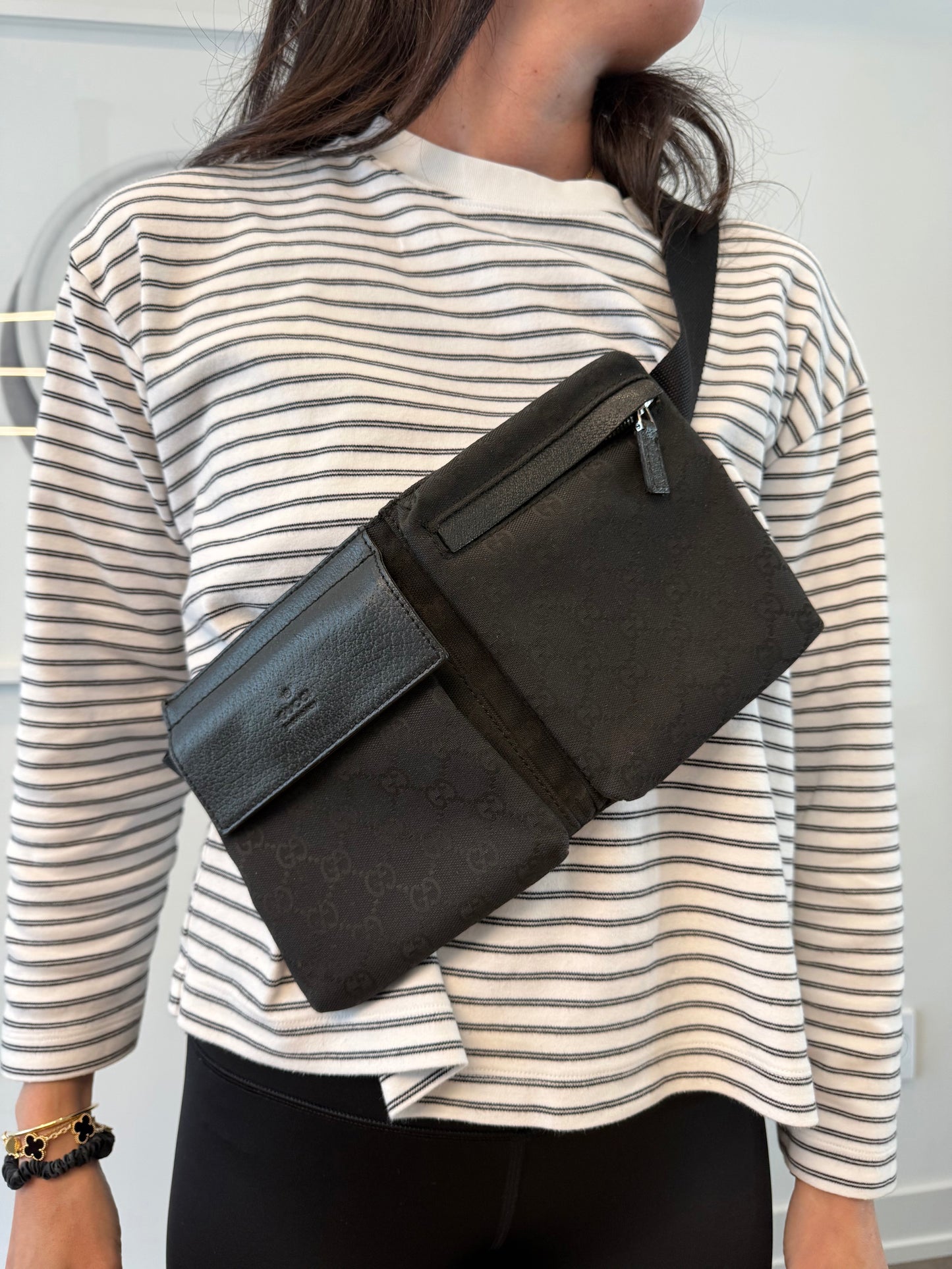Authentic Gucci Black on Black classic adjustable strap crossbody waistbag unisex in 9.5/10 condition in dustbag!