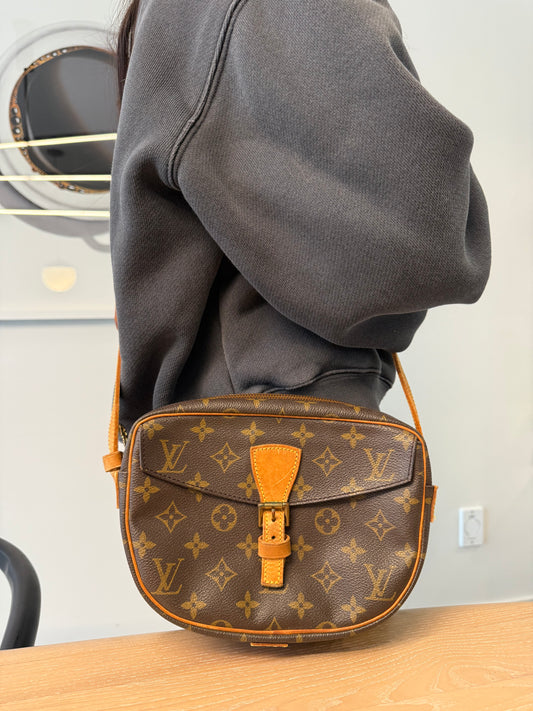 Louis Vuitton monogram juenne fille adjustable strap crossbody ! Gorgeous condition