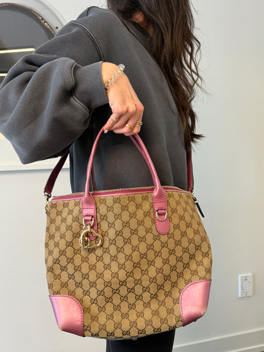 Gucci gg canvas gorgeous condition zipper top crossbody with original adjustable strap ! Retail $2000