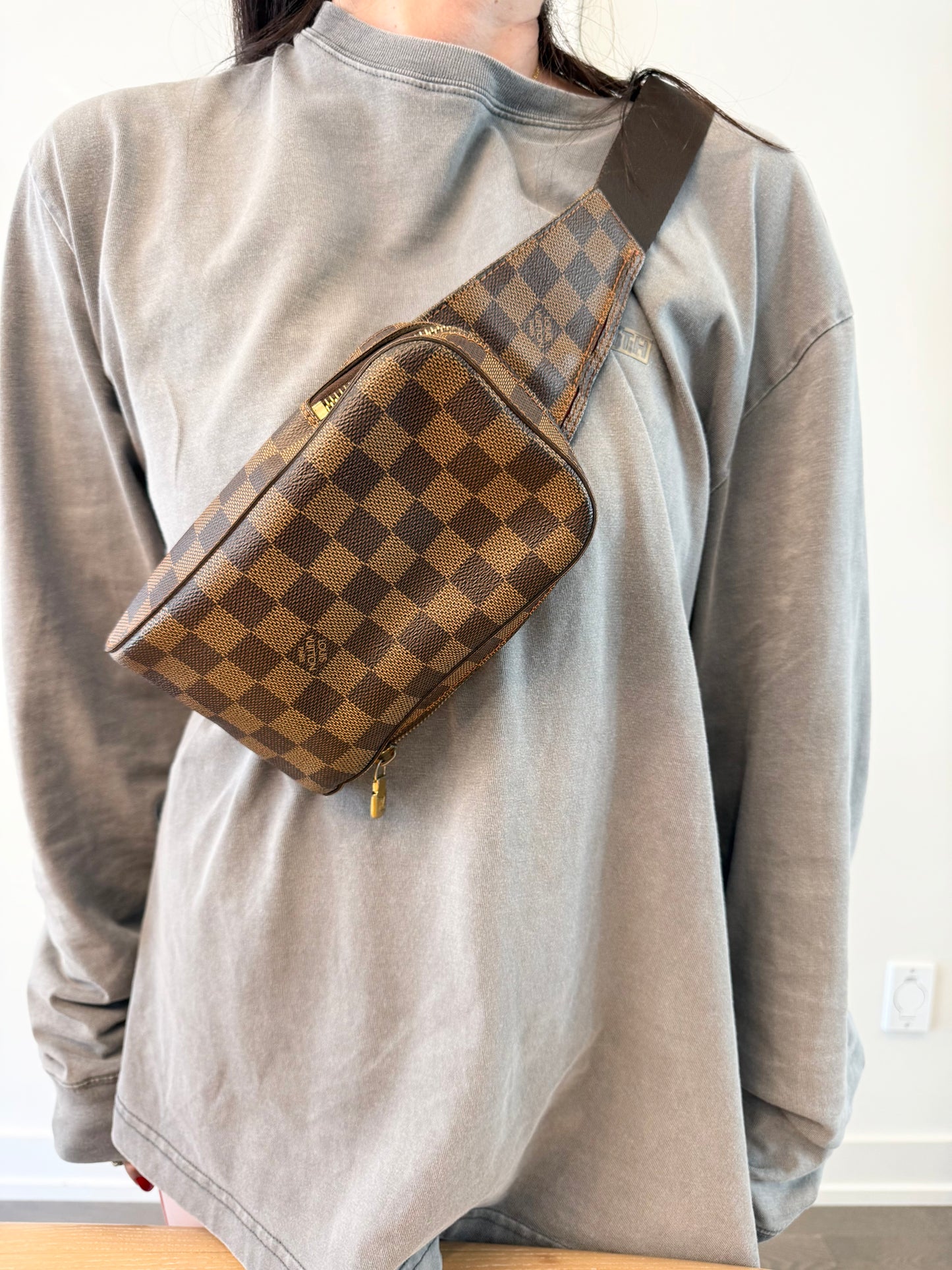 Authentic Louis Vuitton Damier Ebene adjustable strap geronimos unisex crossbody !! In dustbag gorgeous condition fits wallets phones keys makeup etc