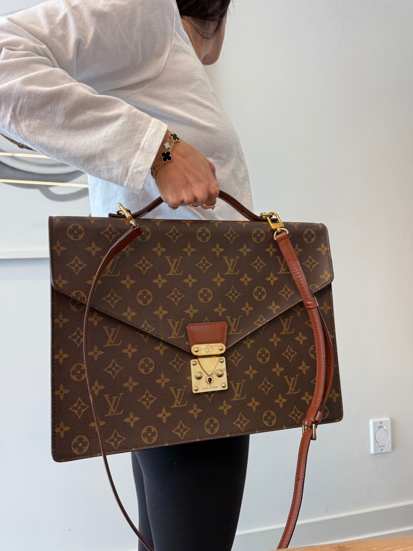 Authentic Louis Vuitton monogram serviette top handle crossbody in like new condition with a brand new condition original adjustable strap ! Retail $2500