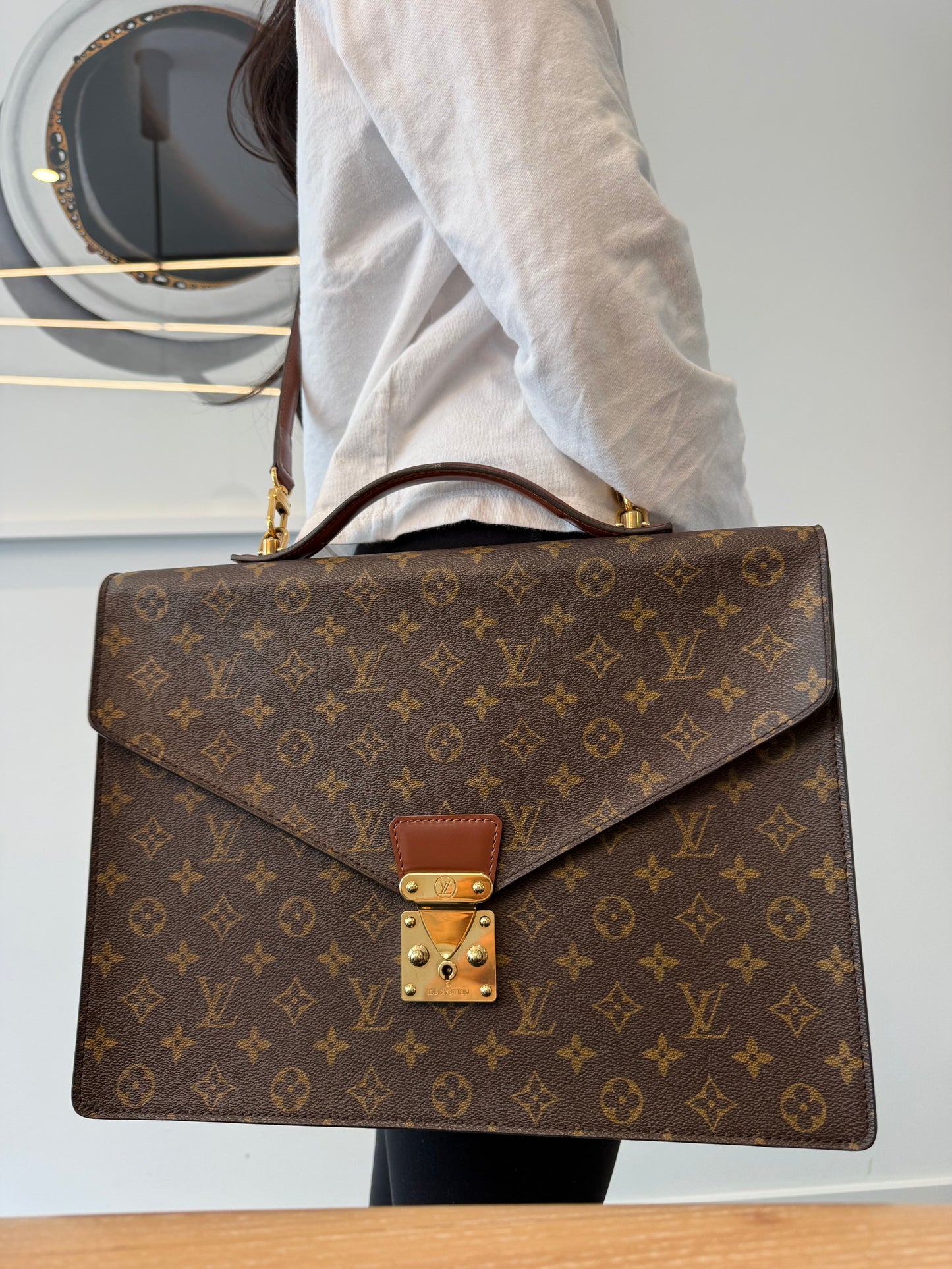 Authentic Louis Vuitton monogram serviette top handle crossbody in like new condition with a brand new condition original adjustable strap ! Retail $2500