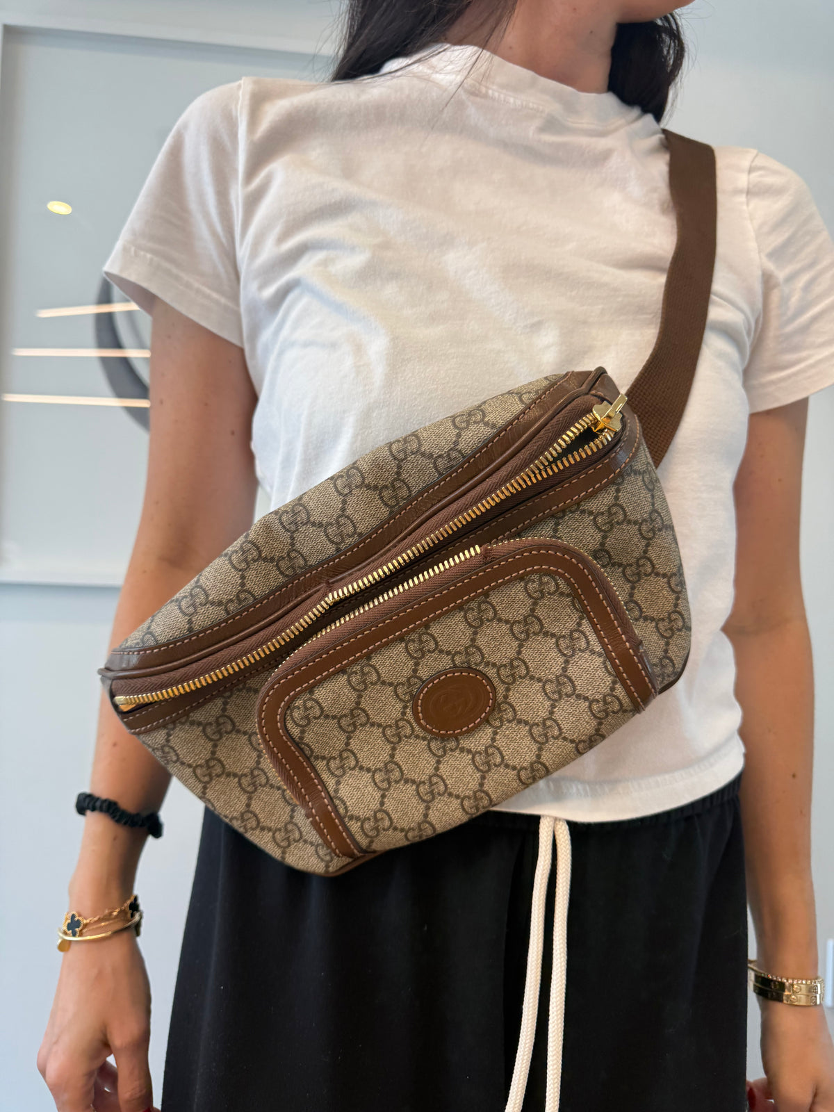 Authentic Gucci fannypack crossbody in gorgeous condition but needs zippers!