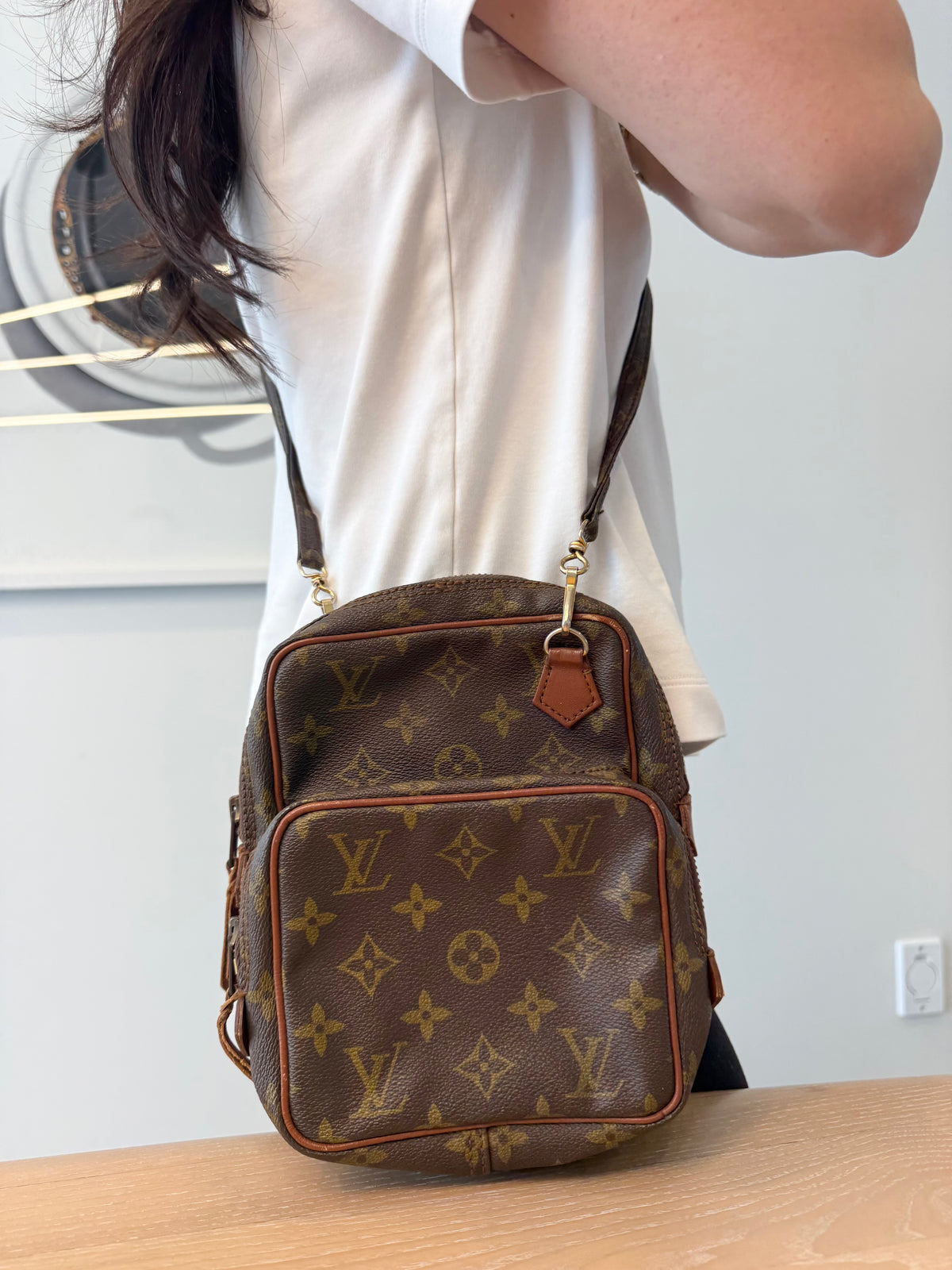 Authentic Louis Vuittton Monogram Amazon double zipper pulley with original strap crossbody ! Gorgeous condition fits phones