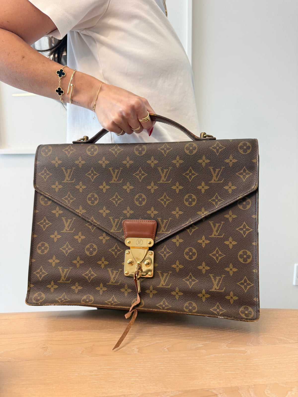 Authentic Louis Vuitton monogram Top Handle heavy duty Serviette with original keys!!fits all laptops etc