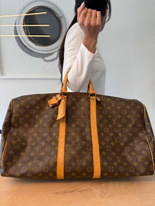 Authentic Louis Vuitton Monogram keepall 55 in absolute stunning preloved condition. Lock and key plus luggage tag ! Retail is over $3000