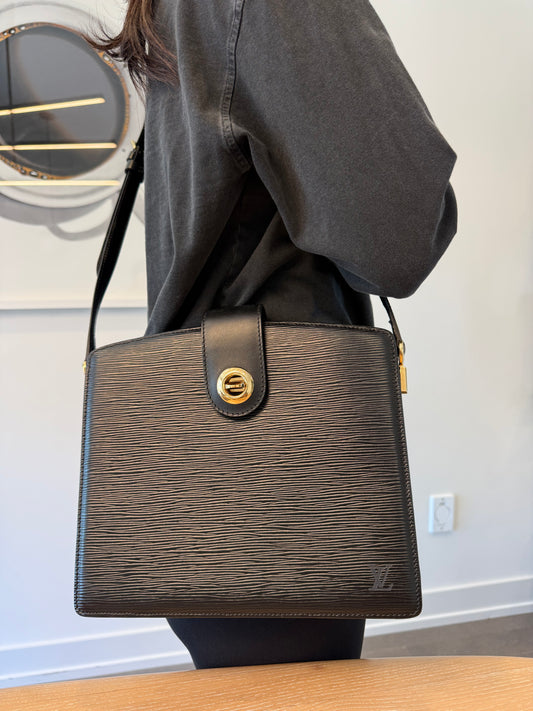 Authentic Louis Vuitton Epi capicunes adjustable strap triple compartment crossbody in gorgeous condition!