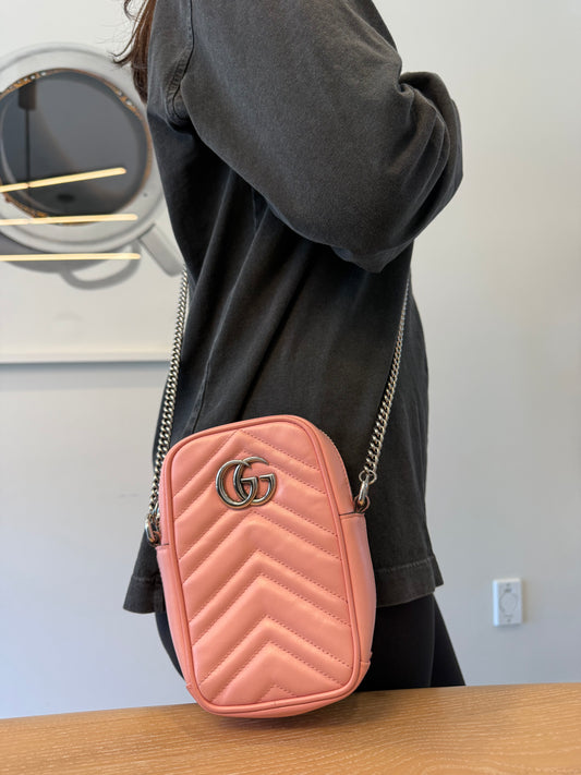 Authentic Gucci vertical camera crossbody fits all phones in dustbag ! Retail $2000
