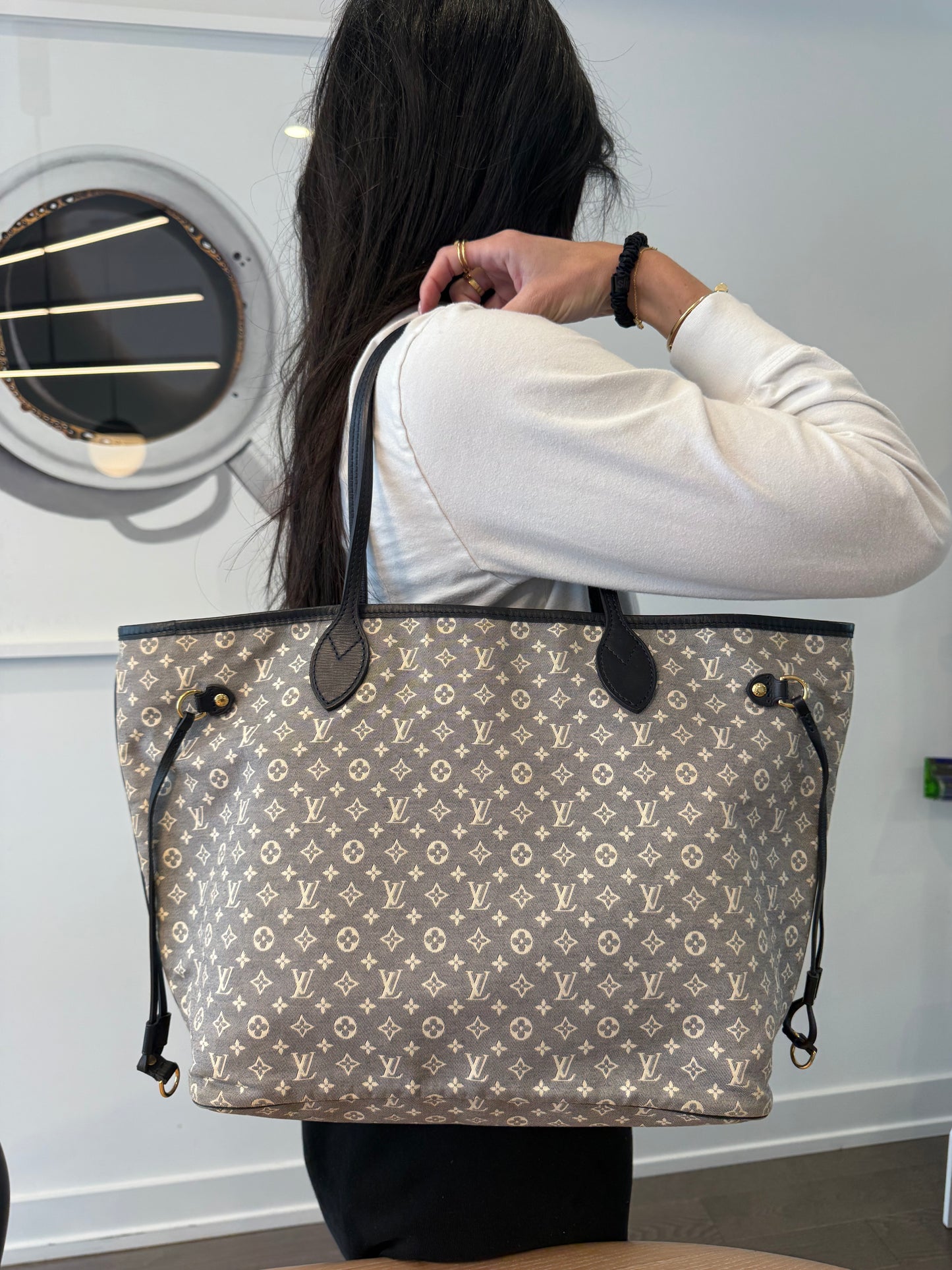 Louis Vuitton navy idylle mm neverfull mm in absolutely pristine condition inside and out with dustbag and no rips on the trim!!