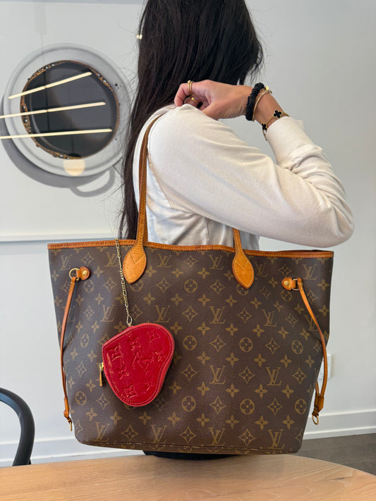 Louis Vuitton neverfull mm in monogram with Dustbag included no rips on the trim!