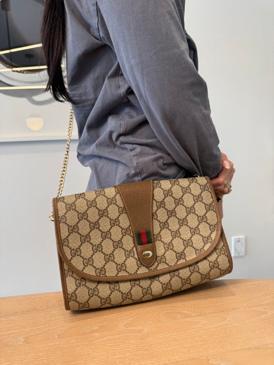Gucci supreme Ophidia magnetic closure crossbody clutch fits a lot and is clean!
