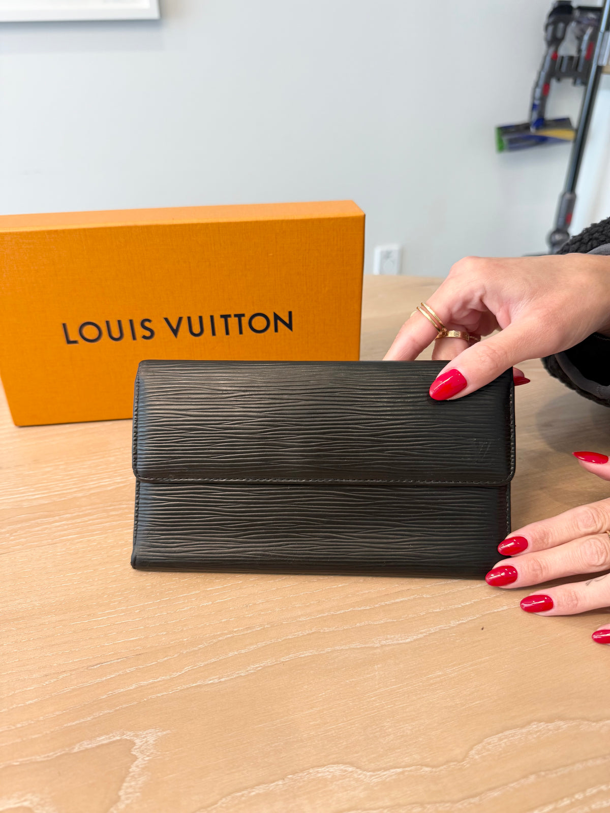 Authentic Louis Vuitton Epi black trifold Sarah in box !