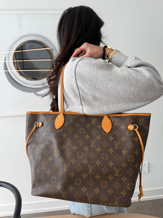 Louis Vuitton monogram neverfull mm with insert and dustbag ! Retail $2720 plus tax! No rips on trim absolutely pristine