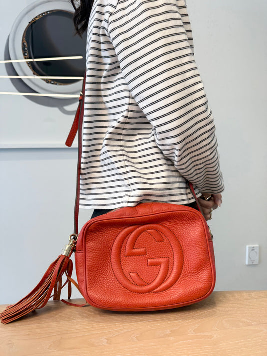 Rare Gucci SoHo adjustable strap tassle zipper top crossbody bag in gorgeous preloved condition! Fits all phones wallets cardholders keys makeup etc retail is $2500