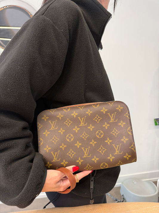 Authentic Louis Vuitton monogram orsay in the best preloved condition I’ve ever recieved