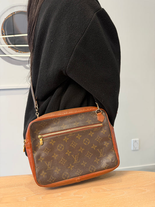 Authentic Louis Vuitton sac monogram original strap crossbody fits phones etc
