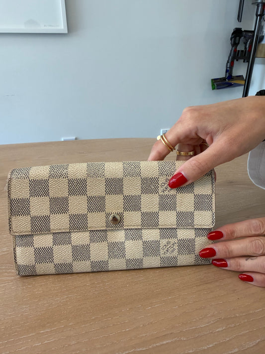Authentic Louis Vuitton damier azur Sarah wallet fits a lot ! Retail $935