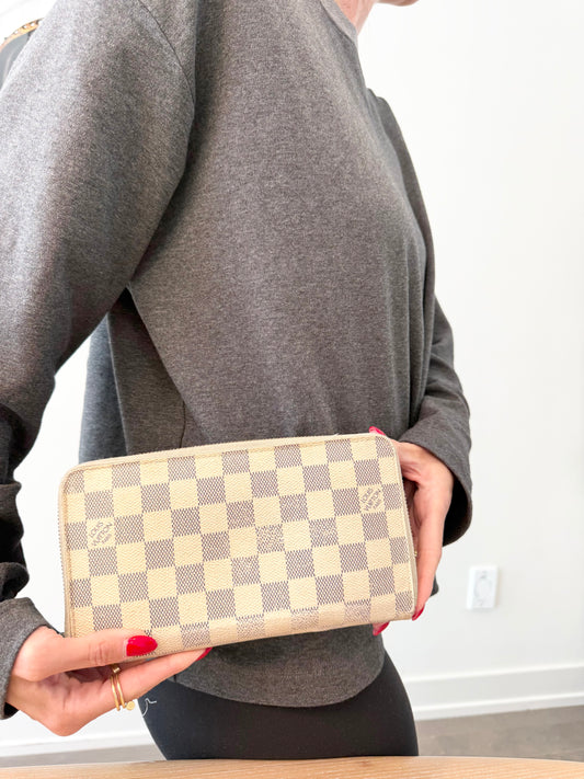 Authentic Louis Vuitton damier azur passport organizer XXL clutch fits Everything ! Retail over $1250