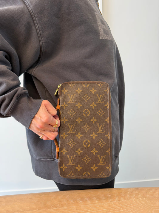 Rare Stunning Louis Vuitton Travel Organizer in gorgeous condition all passports phones cards cash coins etc fit
