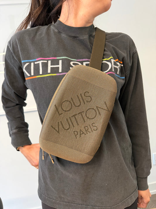 Rare Unisex Louis Vuitton Geant adjustable strap crossbody organizer fits phones cards cash coins makeup etc