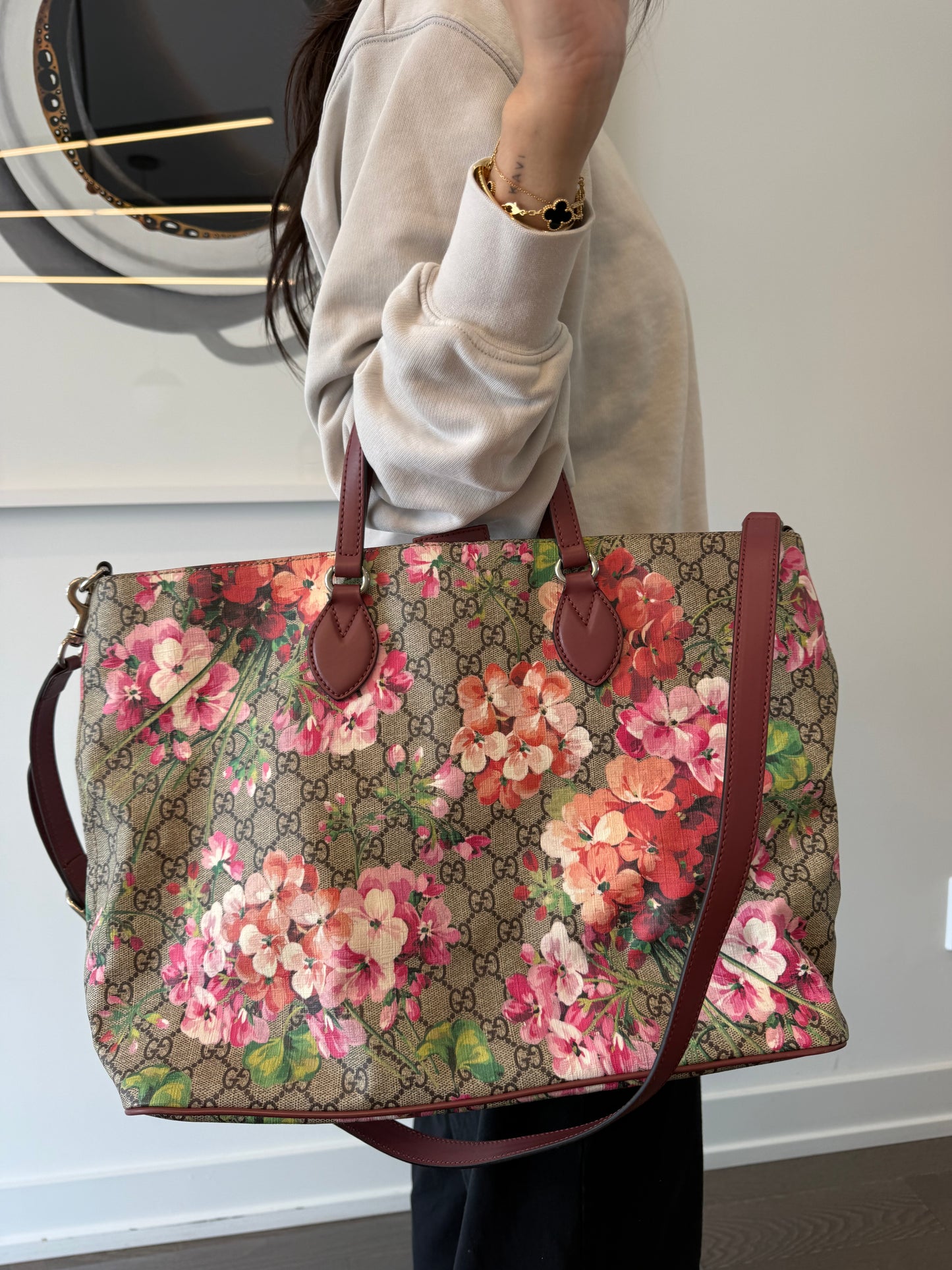 Rare Gucci Floral magnetic closure shoulder tote used for crossbody shoulder and wrist! With original box original dustbag ! This retailed for $3500 NEW she’s absolutely stunning condition. She also comes with the matching $975 zip around wallet FREE