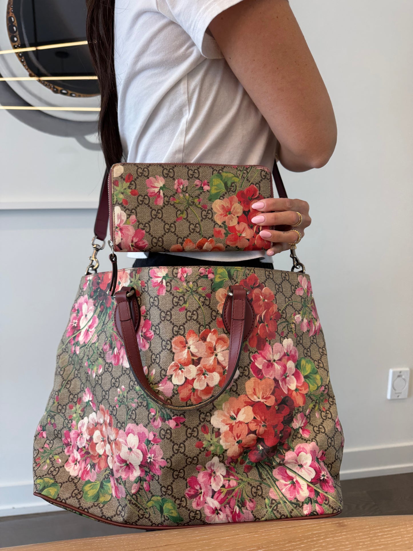 Rare Gucci Floral magnetic closure shoulder tote used for crossbody shoulder and wrist! With original box original dustbag ! This retailed for $3500 NEW she’s absolutely stunning condition. She also comes with the matching $975 zip around wallet FREE