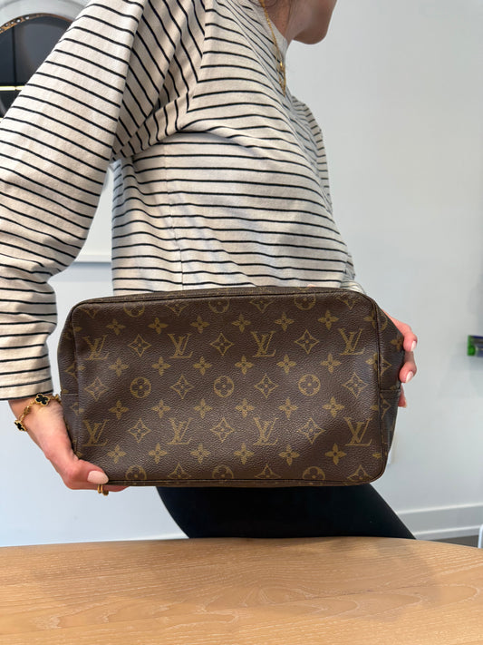 Authentic Louis Vuitton Monogram Trousse GM in gorgeous condition inside and out ! Fits phones water bottles wallets keys makeup etc