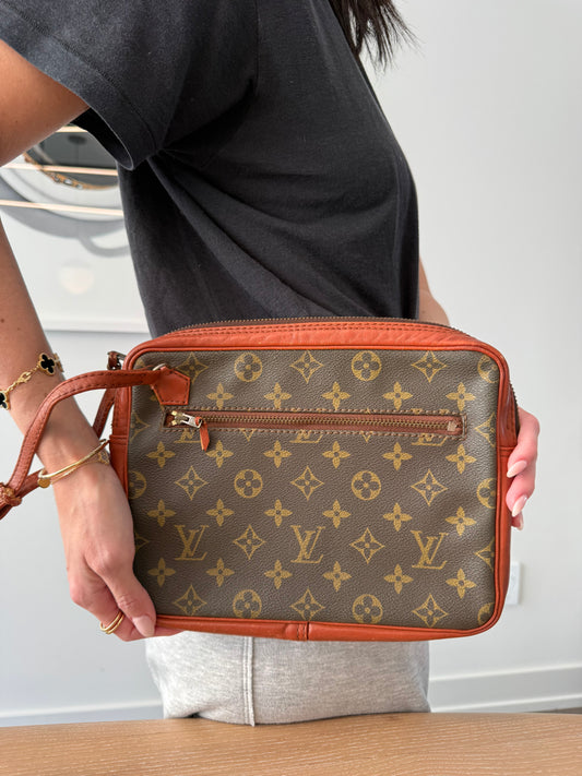 Authentic Louis Vuitton Sac monogram Wristlet fits everything from phones to wallets makeup etc