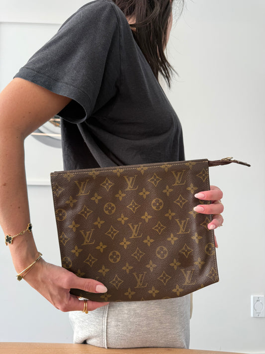 Authentic Louis Vuitton monogram Toiletry 26 smooth zipper great condition inside and out fits everything